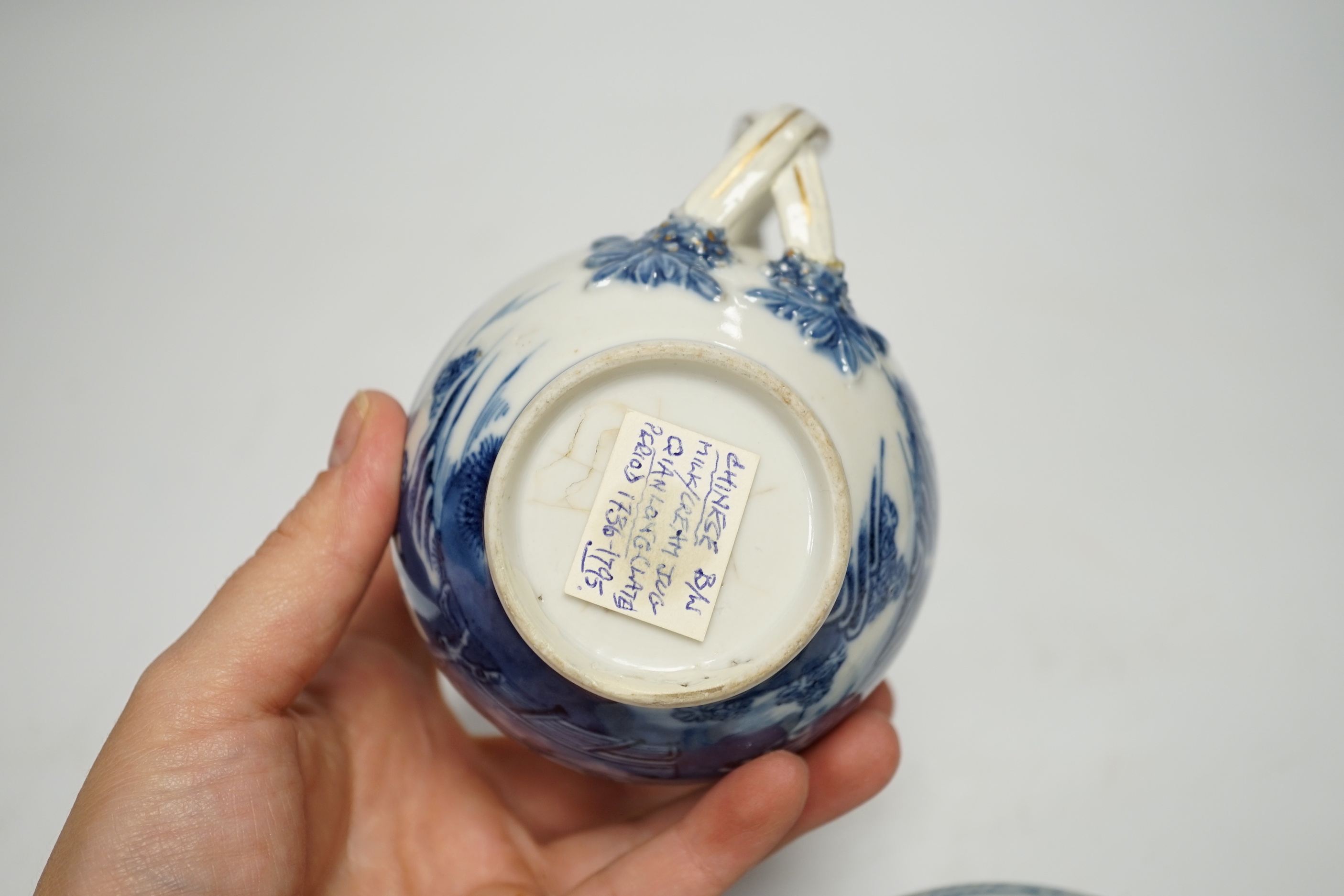 A Chinese Qianlong blue and white jug and a Ca Mau shipwreck blue and white box and cover (2), jug 10cm high